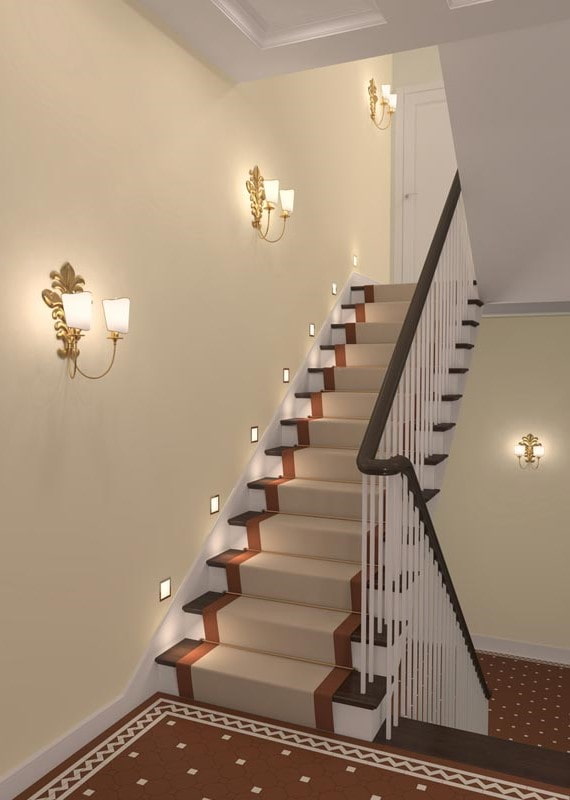 scale con applique all'interno della casa