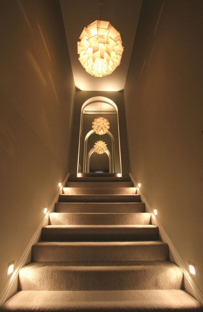 scale con illuminazione combinata in casa