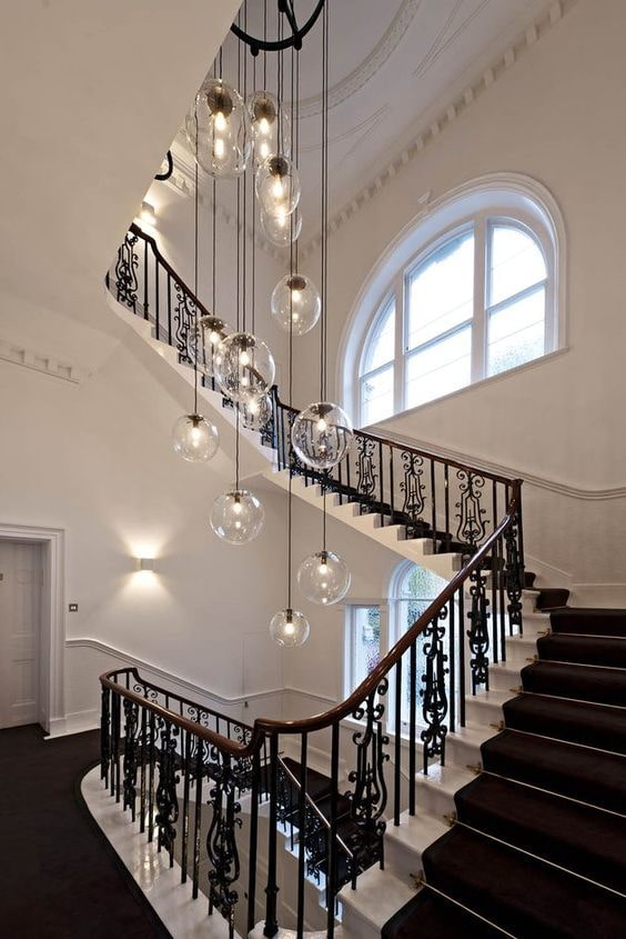 lampadario con illuminazione a soffitto in casa