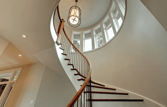 lampadario con illuminazione a soffitto in casa