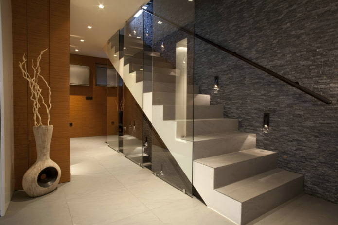 scala in cemento con illuminazione all'interno della casa