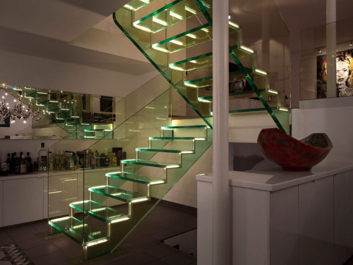 scala trasparente con illuminazione all'interno della casa