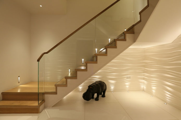 scale con illuminazione automatica in casa