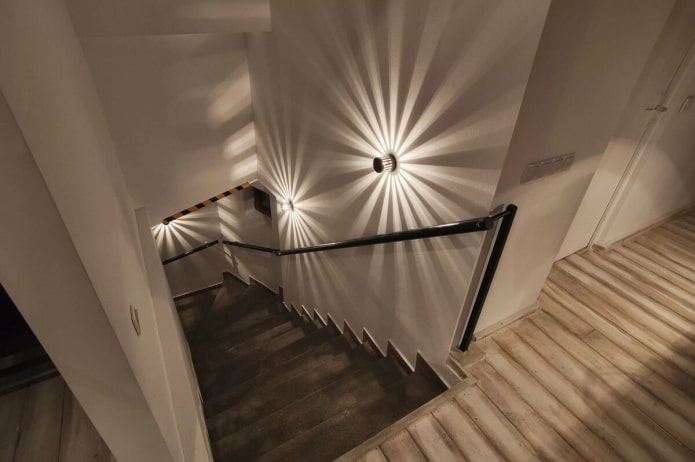 scale con illuminazione cablata in casa