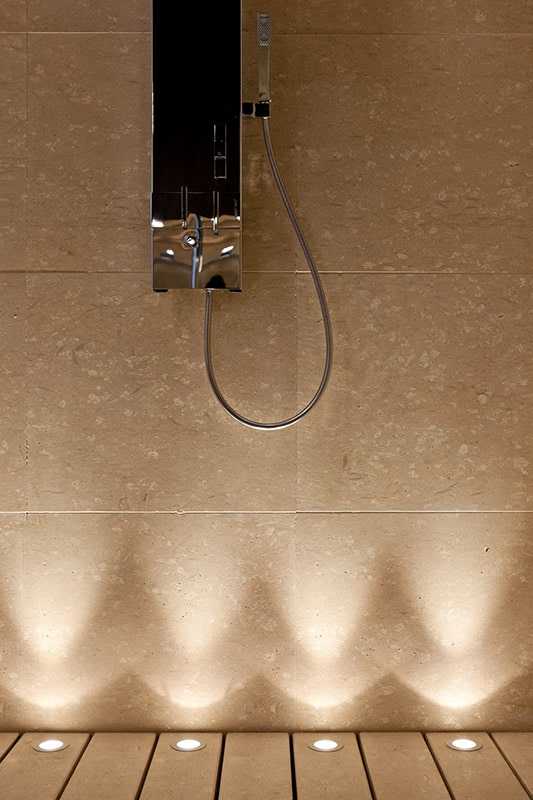 illuminazione a pavimento con faretti per interni