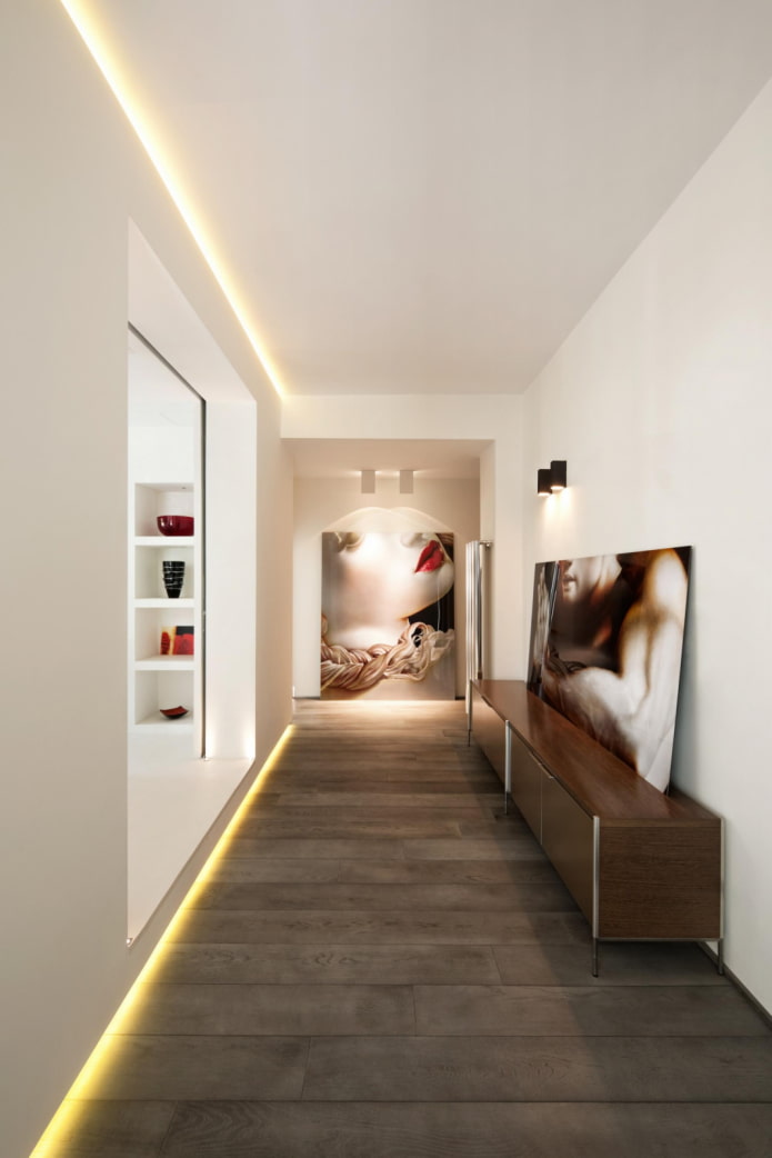 illuminazione a pavimento all'interno del corridoio