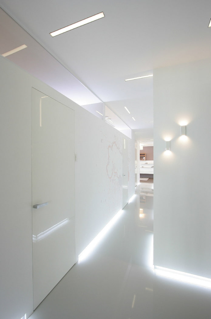 illuminazione a pavimento all'interno del corridoio