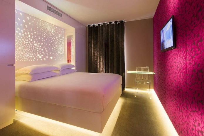illuminazione da pavimento all'interno della camera da letto