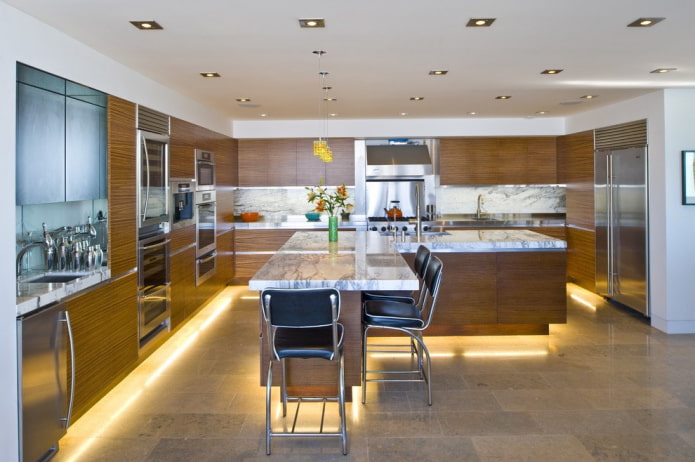 illuminazione del pavimento nell'interno della cucina
