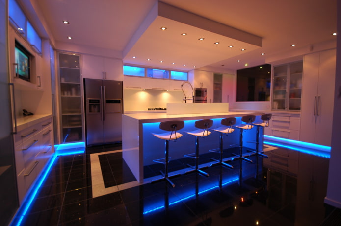 illuminazione del pavimento nell'interno della cucina