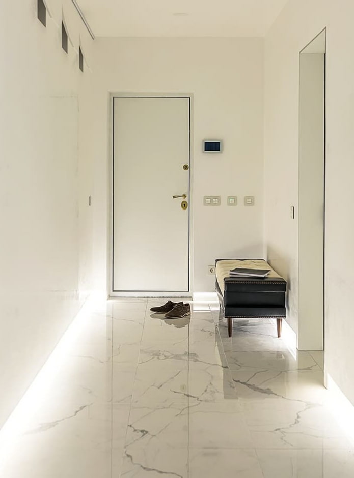illuminazione a pavimento all'interno del corridoio