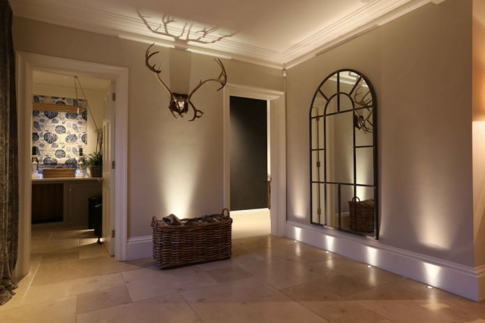 illuminazione a pavimento all'interno del corridoio