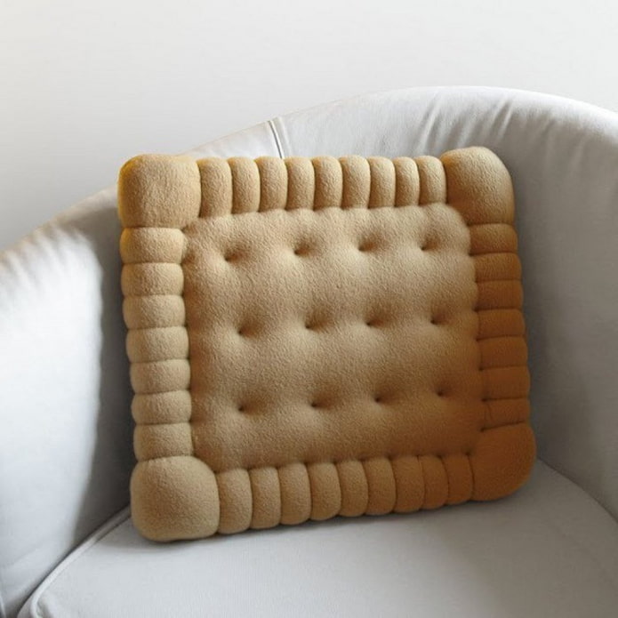 cuscino insolito a forma di biscotto
