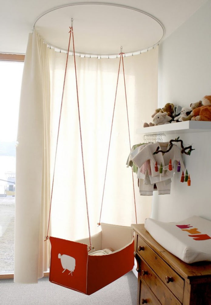 letto sospeso nella cameretta 