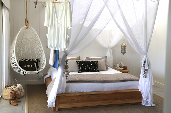 sedia vicino al letto