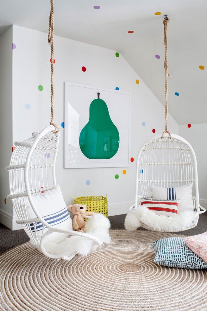 sedie con corde nella cameretta dei bambini
