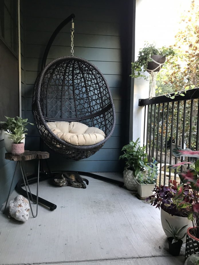 sedia sospesa sul balcone