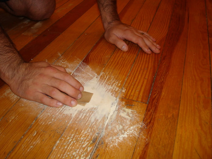 stuccatura del pavimento in legno