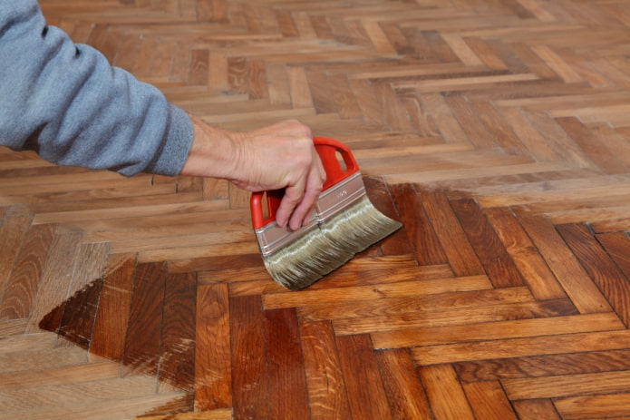 verniciatura di un pavimento in legno