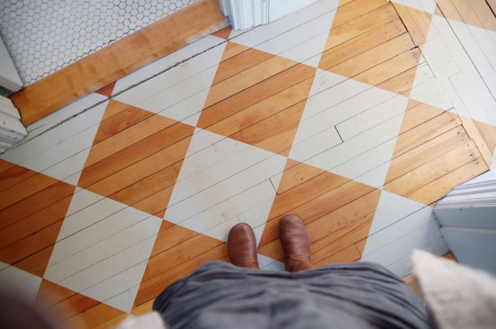 diamanti su un pavimento in legno