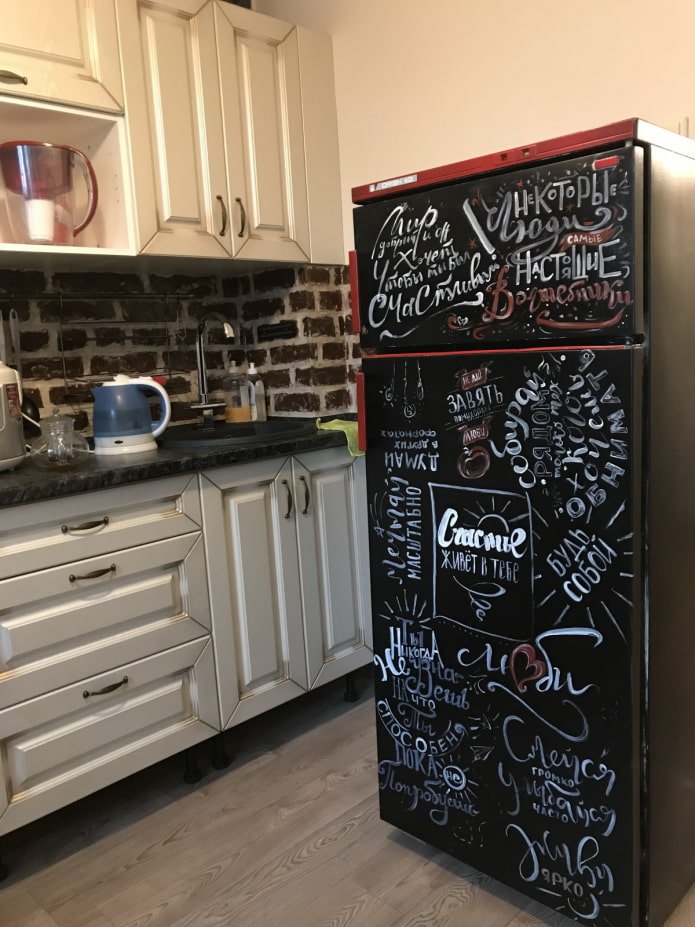 scritte in gesso sul frigorifero