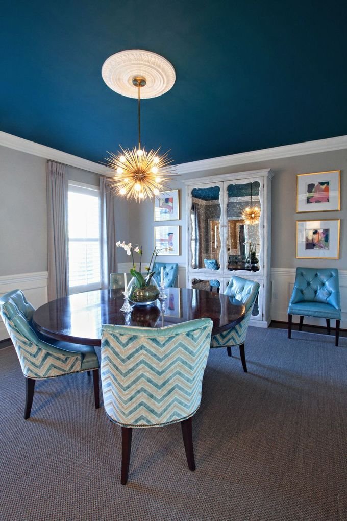 Soggiorno con soffitto blu opaco