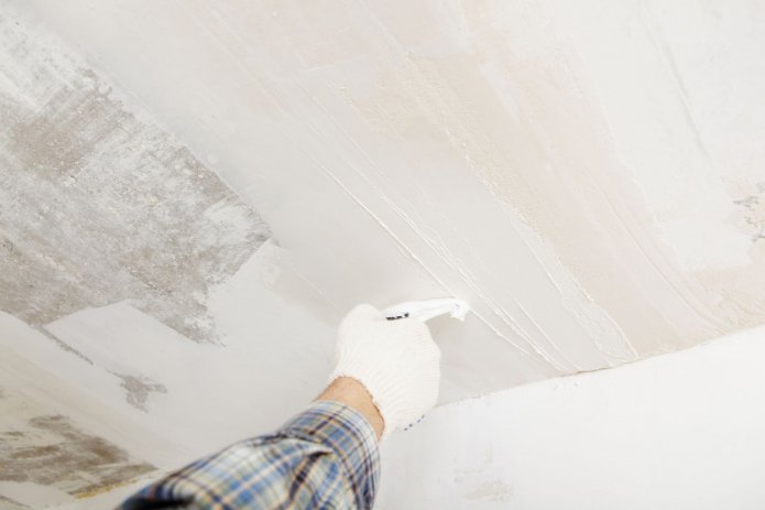 Stuccatura del soffitto per la verniciatura