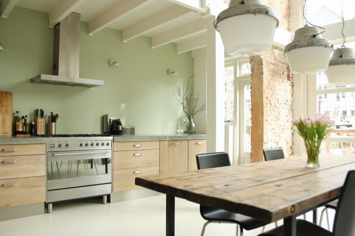 cucina ecologica con pareti color ulivo e divisorio in mattoni