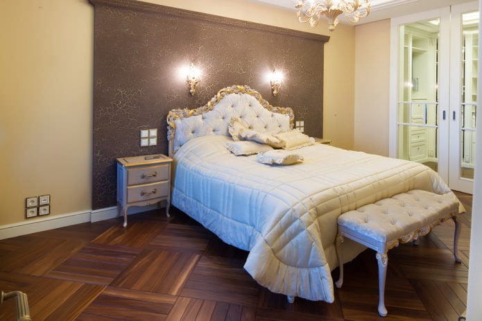  parete decorativa della camera da letto realizzata con la tecnica della pittura screpolata
