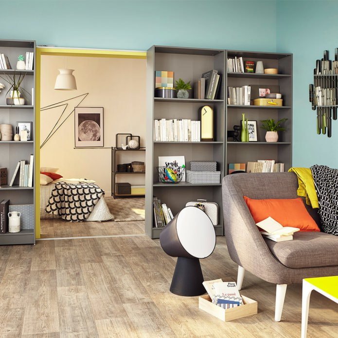 interno grigio-blu con pareti semplici