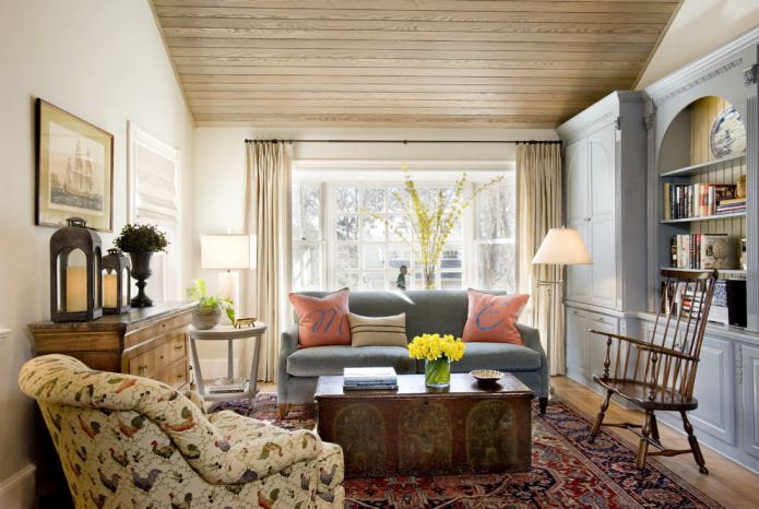 interno del soggiorno con soffitto in legno e pareti semplici e chiare