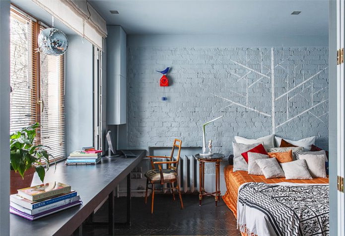 camera da letto con muro di mattoni dipinto