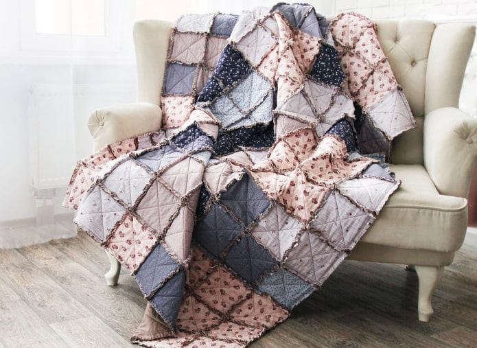 copriletto patchwork per divano in interni