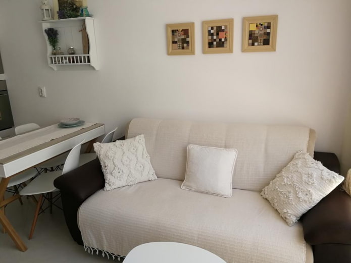 copriletto per divano nell'interno della cucina