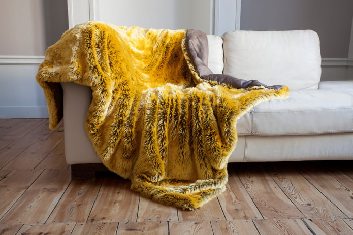 copriletto giallo per un divano all'interno