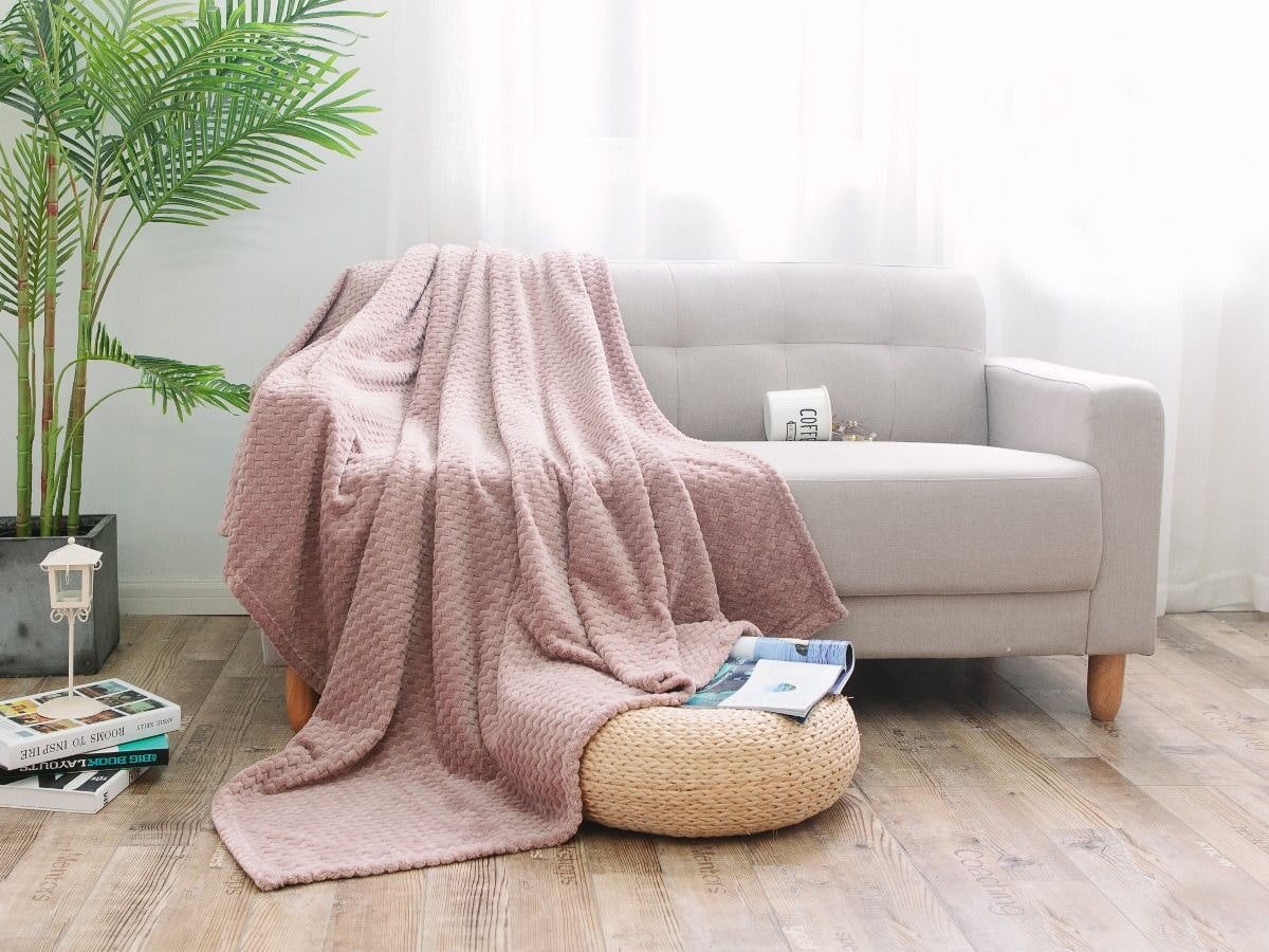 Copriletto del divano: Tipi, design, colori, tessuti per mantelle. Come disporre splendidamente una coperta?