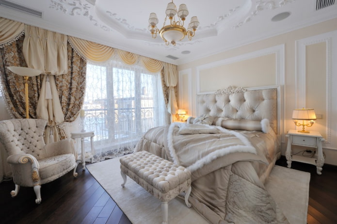 letto con copriletto in stile classico