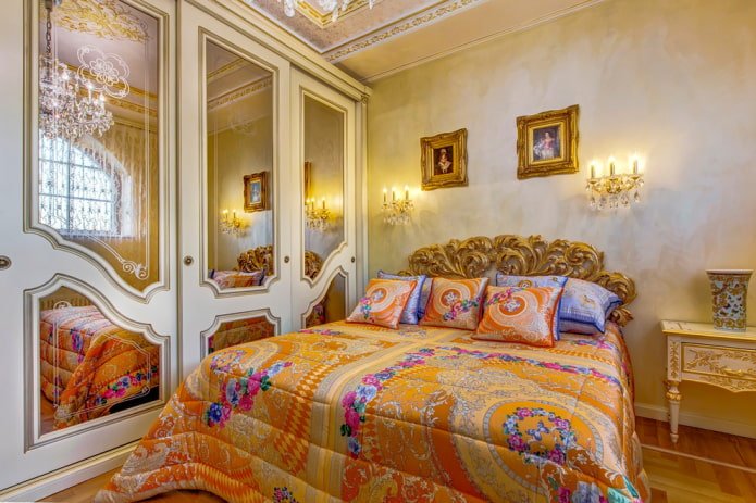 letto con copriletto a fiori in camera da letto
