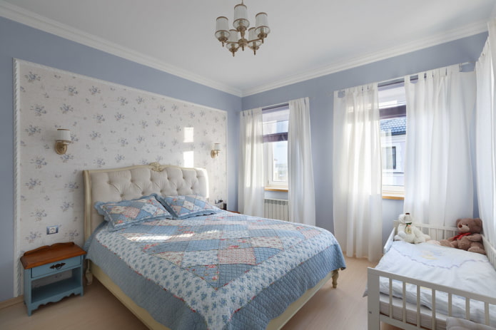 letto con copriletto patchwork in camera da letto