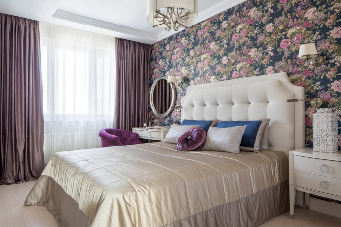 letto con copriletto beige in camera da letto