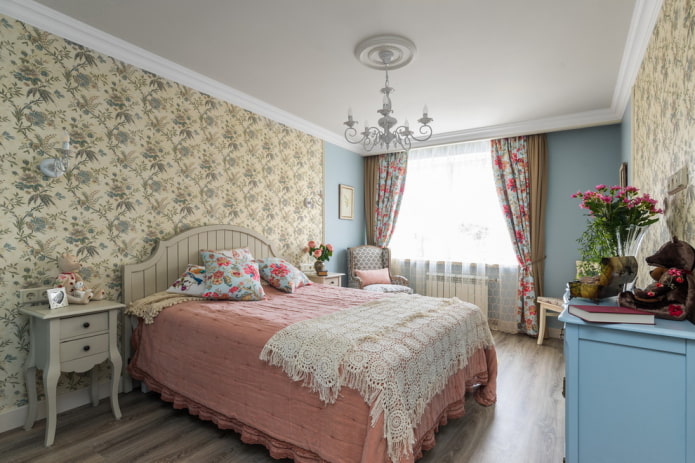 letto con copriletto in stile provenzale