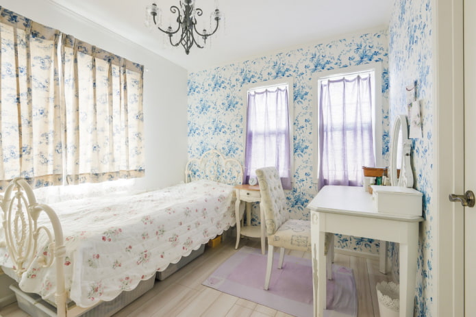 letto con copriletto in stile provenzale