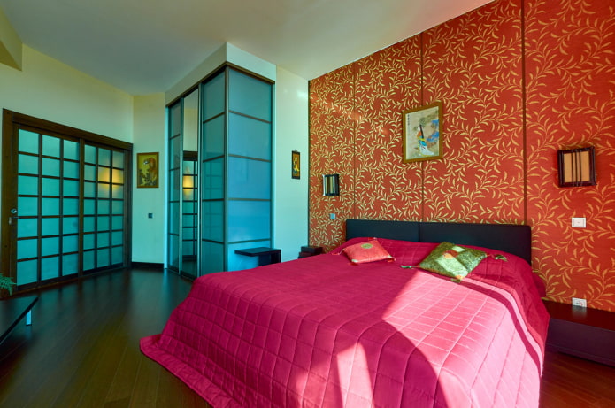 letto con copriletto in stile orientale