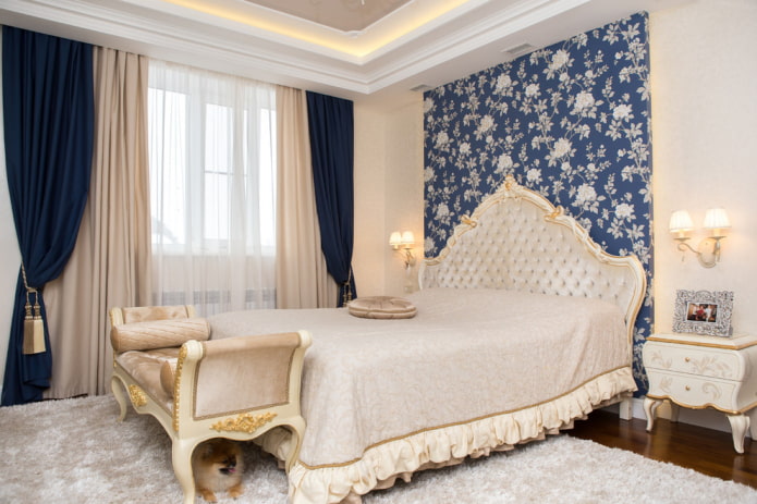 letto con copriletto con volant in camera da letto