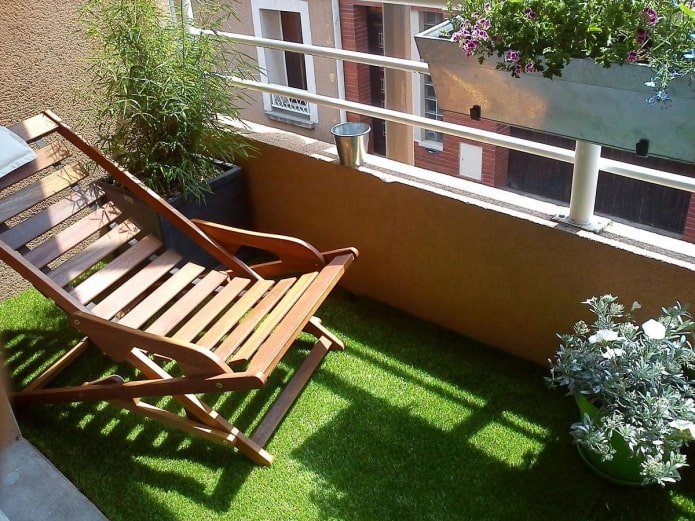 erba sintetica sul balcone