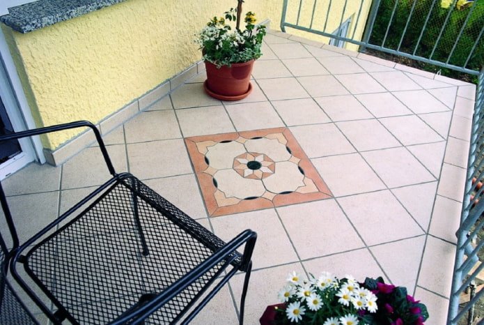 rifinitura del pavimento su un balcone aperto