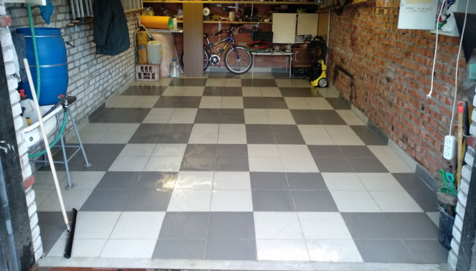 piastrelle di granito sul pavimento del garage