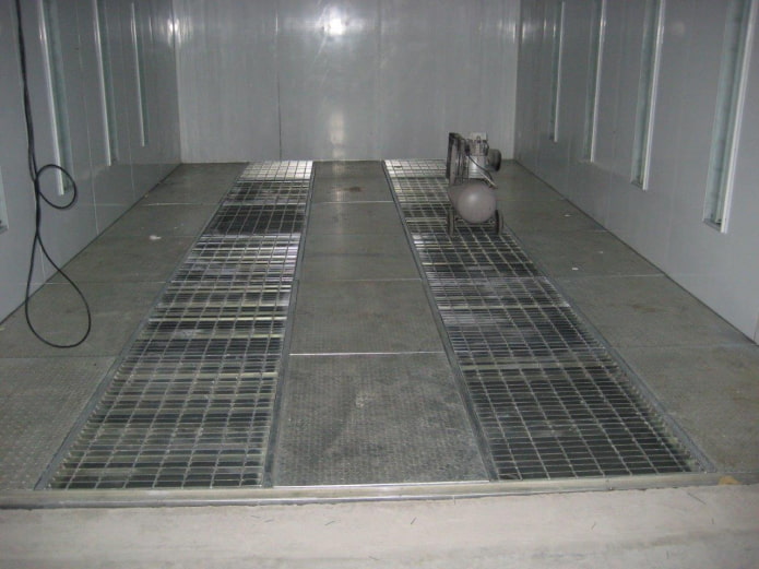 pavimento in griglie metalliche