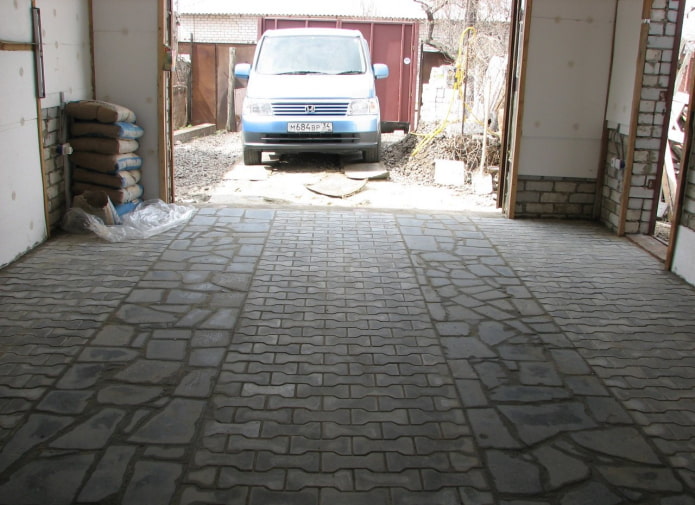 lastre per pavimentazione sul pavimento del garage