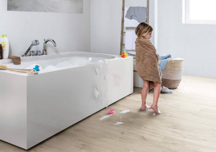 pavimento in legno in bagno